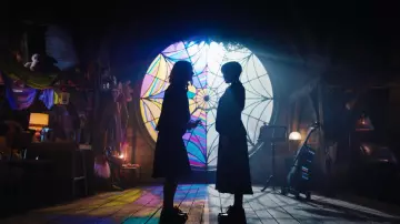 Les chaussures en cuir à lacets Prada portées par Wednesday Addams (Jenna Ortega) dans la série Mercredi (Saison 1 Épisode 4)