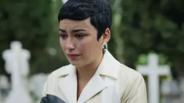 Les boucles d'oreilles oiseau blanc Andres Gallardo portées par Ari Blanco (Carla Díaz) dans la série Élite (Saison 6 Episode 6)