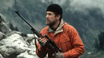 La parka naranja usada por Michael Vronsky (Robert De Niro) en la película Viaje al fin del infierno