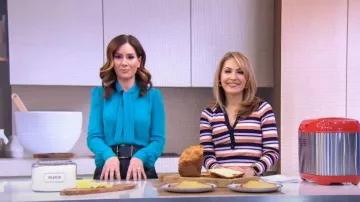 Moschino Self-Tie & Lace-Up Blouse portée par Rebecca Jarvis vue dans Good Morning America le 8 février 2023