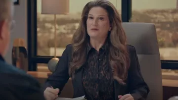 Halston Zora Leopard Print Crepe de Chine Camisa usada por Katherine Hastings (Ana Gasteyer) vista en American Auto (S02E01)