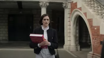 Sandro Silk Ruffle-Trim Shirt porté par Kate (Charlotte Ritchie) comme on le voit dans You (S04E01)