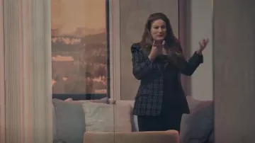 Alexander McQueen Checked Pattern Blazer porté par Katherine Hastings (Ana Gasteyer) vu dans American Auto (S02E01)