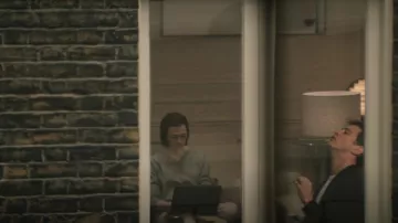 Vince V-Neck Cashmere Sweater usado por Kate (Charlotte Ritchie) como se ve en You (S04E01)