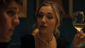 Vivienne Westwood One Row Pearl Bas Relief Choker usada por Lady Phoebe (Tilly Keeper) como se ve en You (S04E02)