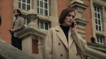 Vince Boiled Cashmere Funnel Neck Pullover usado por Kate (Charlotte Ritchie) como se ve en You (S04E02)