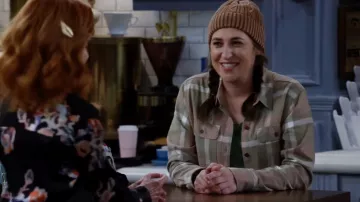 Free People Stormi Beanie en whisky usado por Kat (Mayim Bialik) como se ve en Call Me Kat (S03E13)