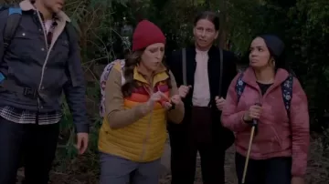 Chaleco Cotopaxi Fuego Down usado por Kat (Mayim Bialik) como se ve en Call Me Kat (S03E13)