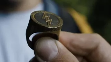 La bague en or Flash de Barry Allen (Ezra Miller) dans le film The Flash