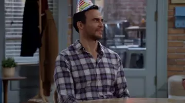 Chemise à carreaux boutonnés Vince Tartan portée par Max (Cheyenne Jackson) vue dans Call Me Kat (S03E13)