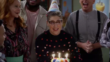 CeCe Mock Neck Rainbow Pom Pom Sweater usado por Kat (Mayim Bialik) como se ve en Call Me Kat (S03E13)