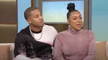 Alexander McQueen Abstract Print Knit Pull porté par Devale Ellis tel que vu au Tamron Hall Show le 10 février 2023