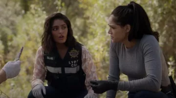 Rag & Bone Essential Rib Knit Long Sleeve Tee usada por la detective Serena Chavez (Ariana Guerra) como se ve en CSI: Vegas (S02E13)