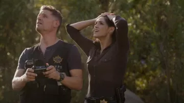 James Perse Contrast Panel Camisa usada por la detective Serena Chavez (Ariana Guerra) vista en CSI: Vegas (S02E13)