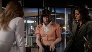 Sandro Short Sleeve Pointelle Knit Cardigan usado por Penny Gill (Sarah Gilman) como se ve en CSI: Vegas (S02E13)