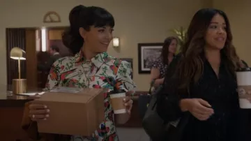 Derek Lam 10 Crosby Buffy Belted Bird-Print Shirtdress porté par Sam (Hannah Simone) comme on le voit dans Not Dead Yet (S01E02)