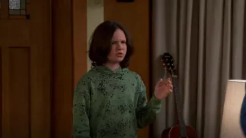 Sudadera con capucha en verde / salpicadura Estampado usado por Grover Johnson (Hank Greenspan) como se ve en The Neighborhood (S05E12)