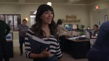 Rachel Comey Tavira Cardigan portée par Sam (Hannah Simone) dans Not Dead Yet (S01E02)