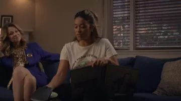 Madre La camiseta Lil Goodie Goodie usada por Nell Serrano (Gina Rodriguez) como se ve en Not Dead Yet (S01E02)