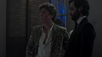 Acne Studios Jokum Croc Jacquard Twill Blazer usado por 

Adán (Lukas Gage) como se ve en Ti (S04E02)