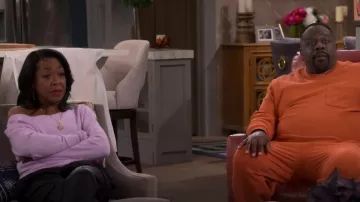 Cinq a Sept Giles Pantalones en negro usados por Tina Butler (Tichina Arnold) como se ve en The Neighborhood (S05E13)