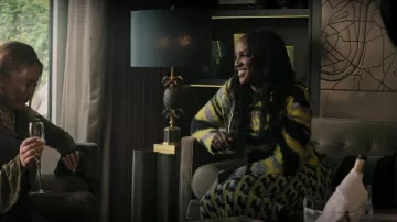 Suéter de punto Intarsia tapizado en cuero Loewe usado por la princesa Bendición (Ozioma Whenu) como se ve en You (S04E02)
