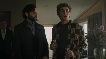 Camisa floral Nanushka con estampado a cuadros usada por Adam (Lukas Gage) como se ve en You (S04E02)