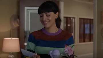 Victoria Beckham Suéter a rayas metálicas usado por Sam (Hannah Simone) como se ve en Not Dead Yet (S01E01)