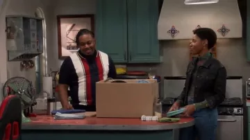 Ben Sherman Mod Stripe Knit Polo usado por Marty Butler (Marcel Spears) como se ve en The Neighborhood (S05E13)