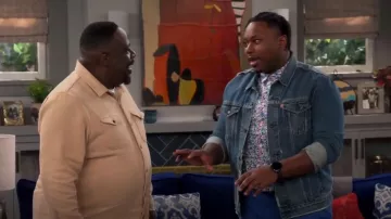 Levi's Original Trucker Jacket usada por Marty Butler (Marcel Spears) como se ve en The Neighborhood (S05E13)