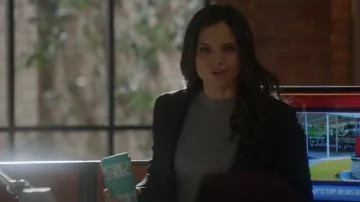 Veronica Beard Iconic Scuba Dickey Jacket usada por Jessica Knight (Katrina Law) como se ve en NCIS (S20E14)