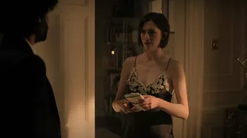 La Perla Maison Chemise brodée en soie-satin garnie de dentelle portée par Kate (Charlotte Ritchie) vue dans You (S04E03)