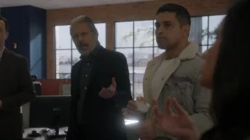 Allsaints Rowe camiseta Long Sleeve Crew usada por Nick Torres (Wilmer Valderrama) como se ve en NCIS (S20E14)