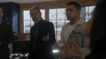 Levis Type III Sherpa Trucker Jacket usada por Nick Torres (Wilmer Valderrama) como se ve en NCIS (S20E14)