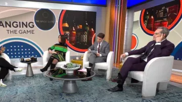 Diane von Furstenberg Robe rayée Finn portée par Dana Jacobson vue dans CBS Saturday Morning le 9 février 2023