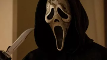 Cara fantasma y traje negro usado por Brooks (Thomas Cadrot) en la película Scream VI