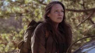 Mochila usada por Theresa 'Tess' Servopoulos (Anna Torv) en el armario de The Last of Us (S01E02)