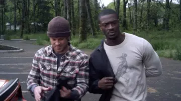 « Oiseau en chapeau haut de forme tenant des cartes à jouer » Chandail crème porté par Alec Hardison (Aldis Hodge) Effet de levier dans effet de levier (S03E07) 