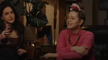 Asos Design Jumper avec manchette en fausses plumes porté par Rosie (Jessie Cave) comme on le voit dans Buffering (S02E02)