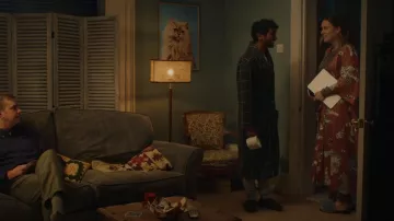 Kirin-1 Fluffy Slippers Sliders Pantoufles de fourrure portées par Ashley (Rosa Robson) comme on le voit dans Buffering (S02E02)