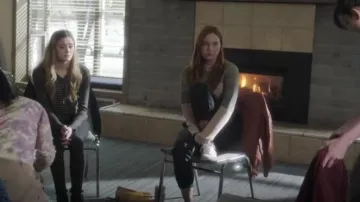 Club Monaco Colorblock Mock Neck Sweater porté par Kai (Liana Liberto) comme on le voit dans A Million Little Things (S04E18)