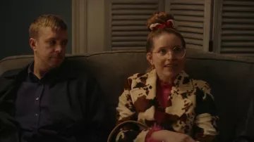 Helene Berman 90s Cow Print Coat porté par Rosie (Jessie Cave) comme vu dans Buffering (S02E02)