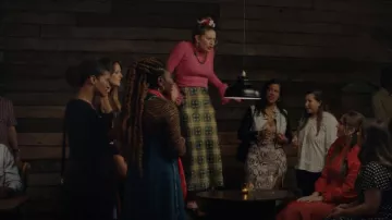 Topshop Grunge Check Satin Bias Midi Jupe portée par Rosie (Jessie Cave) comme vu dans Buffering (S02E02)
