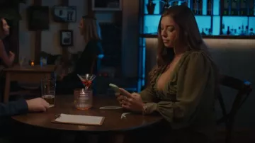 Robe écharpée écharpée portée par Thalia (Janine Harouni) comme on le voit dans Buffering (S02E02)