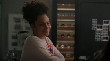 Pull rayé porté par Regina Howard (Christina Moses) vu dans A Million Little Things (S04E19)