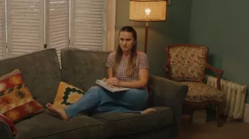 Chemise à carreaux Zara Trafaluc portée par Ashley (Rosa Robson) dans Buffering (S02E03)