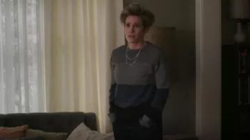 Club Monaco Colourblock Merino Wool Crewneck Sweater porté par Greta Strobe (Cameron Esposito) vu dans A Million Little Things (S04E20)