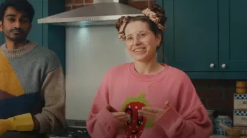 Pull Asos Design porté par Rosie (Jessie Cave) vu dans Buffering (S02E03)