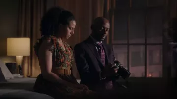 Ulla Johnson Samara Robe midi sans manches portée par Regina Howard (Christina Moses) vue dans A Million Little Things (S04E20)