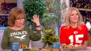 Nike Kansas City Chiefs Patrick Mahomes Camiseta roja de Nike con nombre y número usada por Sara Haines como se ve en The View el 11 de febrero de 2023